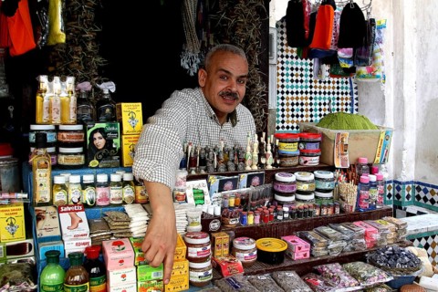 Cosmetic seller at his stand in Place Neijarine with traditional products, Fez, Fès-Boulemane,