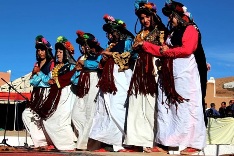 Women in traditional dress dance in sync at the Berber Festival, Ma El Kelâa m'Gouna, Fête des