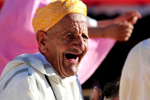 An elderly man laughs heartily during the traditional Berber festival, Ma El Kelâa m'Gouna, Fête