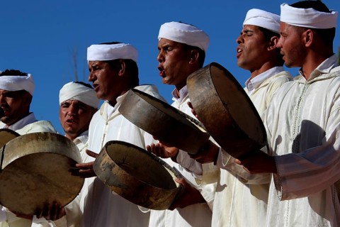 Men in white clothes play drums at the traditional Berber festival, Ma El Kelâa m'Gouna, Fête des