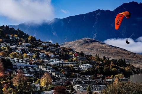 Paragliders over the Queenstown mountains, a picture full of adventure, Queenstown, New Zealand