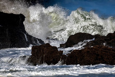 Heavy surf on the coast of Piha Beach with big waves, Piha Beach, region, New Zealand