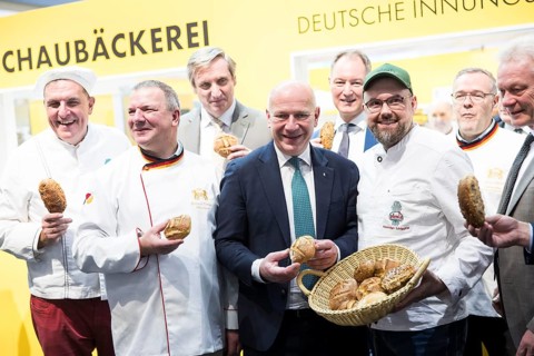 Kai Wegner (Governing Mayor of Berlin) with bread rolls at the stand of the German Guild Bakers