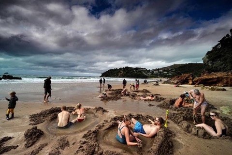 People enjoy Hot Water Beach, build sand castles and relax, Hot Water Beach, Coromandel Peninsula,