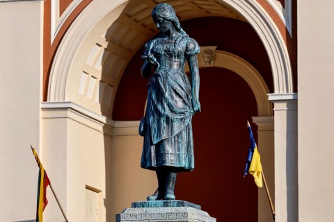Angel of Tharau fountain on the theatre square in the old town of Klaipeda, Klaipeda, Memel,