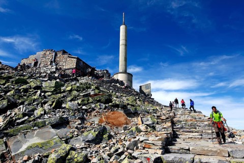 The ascent to the Gaustatoppen summit plateau, rock trails lead to the distinctive tower, zero