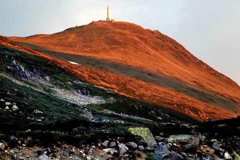 Gaustatoppen in the morning light, reddish-golden rocks and a clear view in the Hardangervidda,