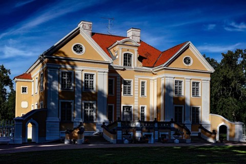Magnificent Baroque-style manor house in Palmse with red roof and well-kept park, Palmse, Estonia