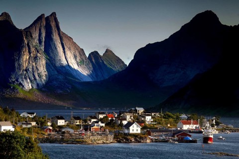 Picturesque harbour village with steep mountain peaks as a backdrop, Hamnøy, Moskenesøy, Norway