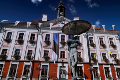Well-known sculpture of kissing students in front of the late classical town hall on Tartu Town