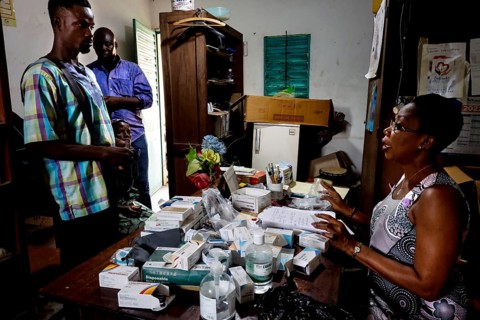 Consultation in an outpatient ward where medication is dispensed to patients, Mbahiakro, null, Côte