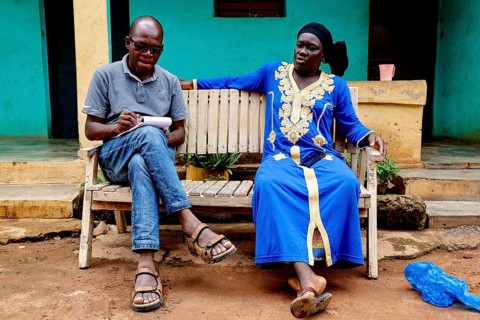 Adama Coulibaly interviews Rokia during a house visit to a bench, Korhogo, CI, Côte d'Ivoire