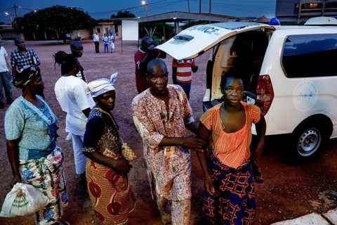 Admissions of a female patient at night, accompanied by several people, White Van in the