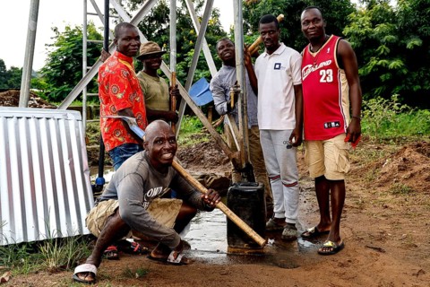 Joint work at the well in a psychiatric rehabilitation center for men in Dar Es Salam, CI Bouaké,