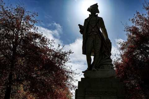 James Cook monument surrounded by autumn leaves in Christchurch in sunlight, Christchurch, zero,