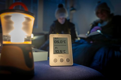 Symbolic picture blackout, extensive, prolonged power failure, in private surroundings, thermometer