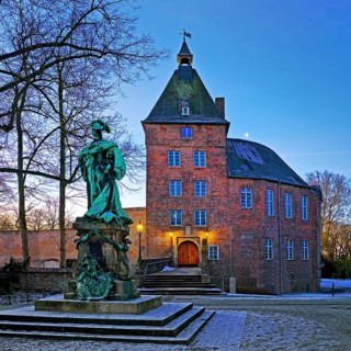 Moers Castle with the monument to Electress Louise Henriette of Brandenburg early in winter, Moers,