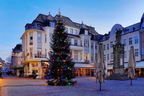 Christmas tree on the Altmarkt at dusk, Altstadt, Moers, Ruhr area, North Rhine-Westphalia, Germany