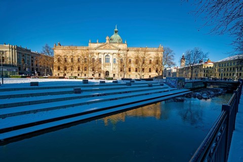 Pleißemühlgraben in front of the Federal Administrative Court, former Reichsgericht, in winter with