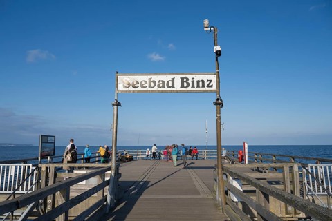 Tourists on the pier, sign Seebad Binz, Binz, seaside resort, Rügen island, Baltic Sea,