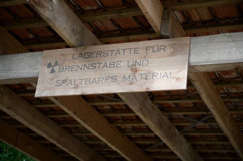 Wooden sign under a roof with reference to a deposit for fuel rods and fissile material,