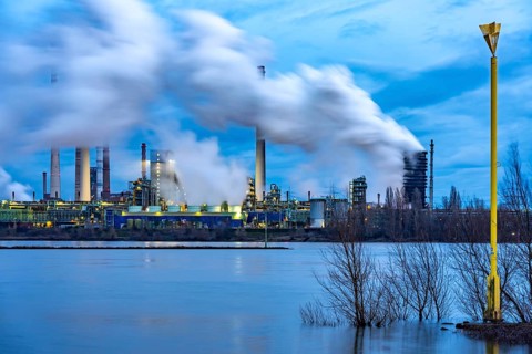 Rhine near Duisburg-Bruckhausen, industrial setting of the ThyssenKrupp steel plant, fire cloud of