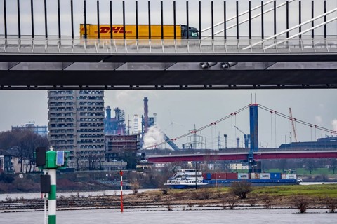 Shipping traffic on the Rhine near Duisburg-Homberg, new A40 motorway, Neuenkamp Rhine bridge,