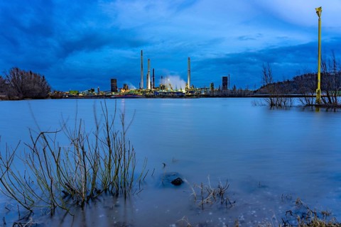 Rhine near Duisburg-Bruckhausen, industrial setting of the ThyssenKrupp steel plant, Schwelgern