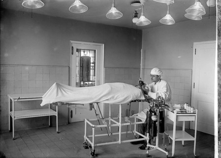 Operation, anesthetist, anesthesia with laughing gas, medicine, history of medicine, photograph,