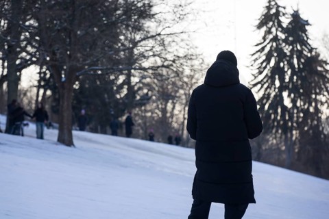 A man with a long coat stands in Volkspark Friedrichshain on 07.01.2026