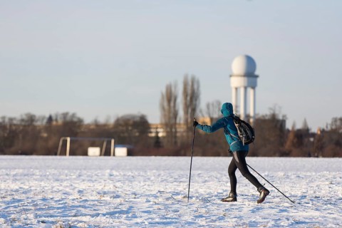 A skier rides in front of a radar tower on Tempelhofer Feld in Berlin on 11.01.2026