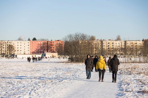 People walk on Tempelhofer Feld in Berlin on 11.01.2026