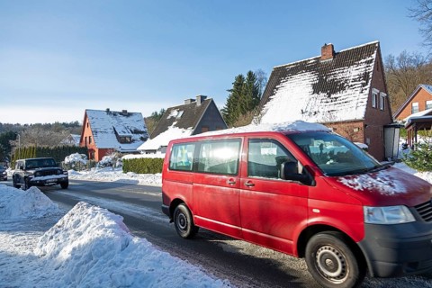 Snowy road, cars, houses, winter, snow, Sieversen, Samtgemeinde Rosengarten, Lower Saxony, Germany