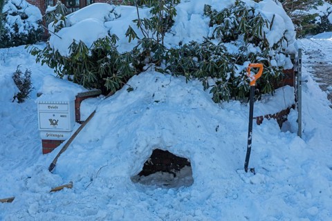 Children have built an igloo, snow piles, mailbox, shovel, winter, snow, Sieversen, Samtgemeinde