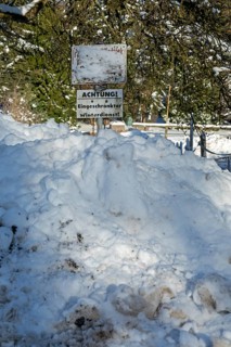 Snowy sign, snow piles, limited winter maintenance, winter, snow, Sieversen, Samtgemeinde