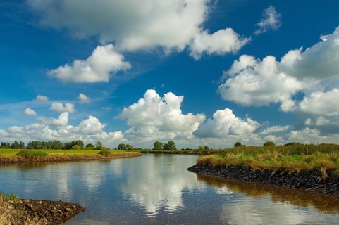 River Hunte mite Wolken, Neuenhuntdorf, Lower Saxony, Germany
