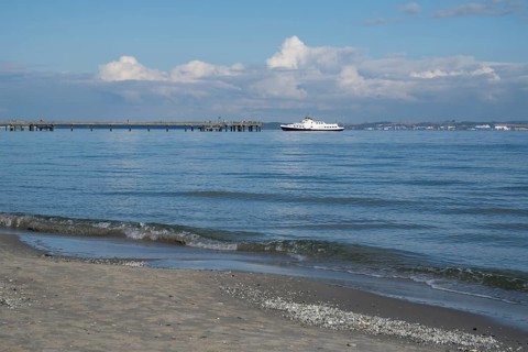 Excursion boat goes to pier, beach, wave, Binz, seaside resort, island of Rügen, Baltic Sea,