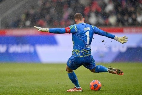 Goalkeeper Marvin Schwäbe 1. FC Koeln KOE (01) Action kick off snow, snow drift, winter,