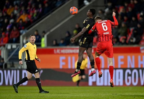 Header duel One-on-one action Patrick Mainka 1. FC Heidenheim 1846 FCH (06) v Ragnar Ache 1. FC