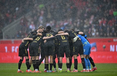 Team building, team circle in front of the start of 1. FC Cologne, snow, snowfall, winter,