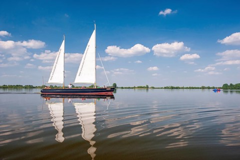 Sailing boat on Dümmer See, Oldenburger Münsterland, Dümmerlohhausen, Lower Saxony, Germany