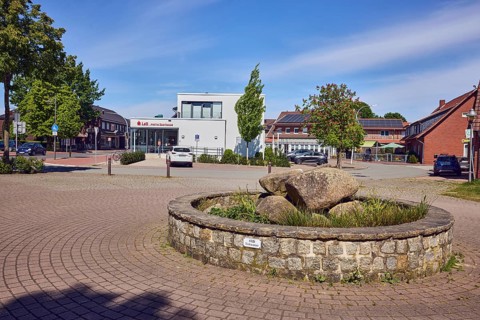 Vörden village square, fountain, commercial building, general architecture, Landessparkasse zu
