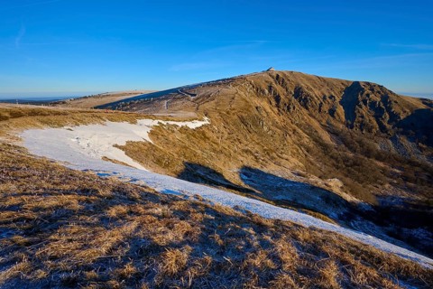 View over a snow-covered mountain landscape with clear skies and wide views, winter, Route de