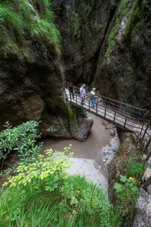 Almbachklamm, Berchtesgaden Biosphere Reserve, hikers, Almbach, Berchtesgaden Alps, Upper Bavaria,