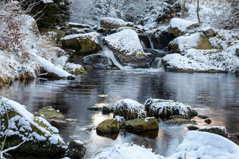 Gumpe with snow and moss-covered rocks in wintery Ilse Valley, Heinrich-Heine-Weg, Harz National