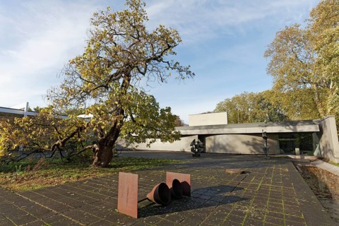 Lehmbruck-Museum, courtyard Lehmbruck-Wing, sculpture cover III by sculptor Heinz Günther Prager,