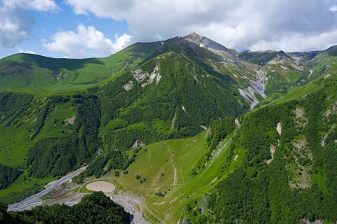 Green mountain landscape with blue sky and clouds, natural natural beauty, mountain landscape
