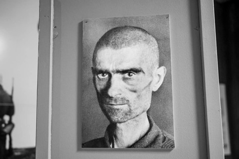 Black and white portrait of a serious-looking Norwegian partisan from the Kiberg Partisan Museum,