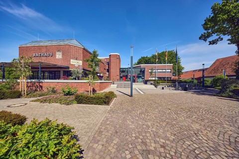Town Hall, Restaurant Ratskeller bei Petro, brick building, modern architecture, brick wall,