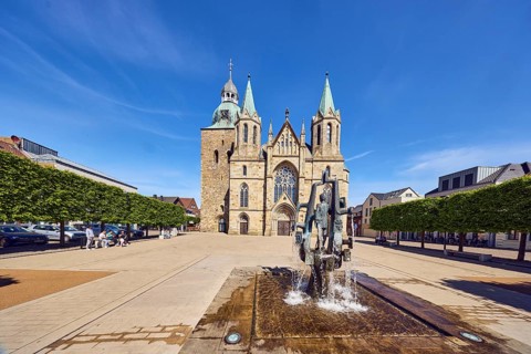 St. Victor Church, Victor Fountain, sculptor Ferdinand Starmann, general architecture, trees,